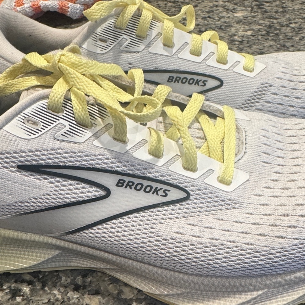 Women’s Size 9.5 Brooks White & Yellow Athletic Shoes - Picture 10 of 16